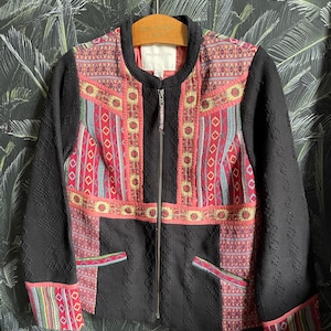 Ny kvinna med patchwork boho jacka och blazer