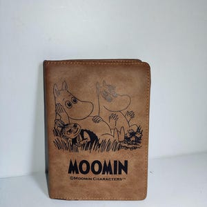 Funda para billetera marrón con personajes Moomin finlandeses, 1990