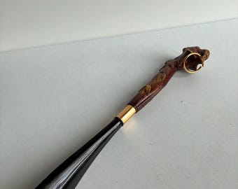 Vintage plastic schoenlepel met ringetje in de vorm van een tijgerkop, 1970.