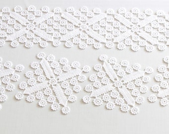 White crochet set – table runner and four doilies