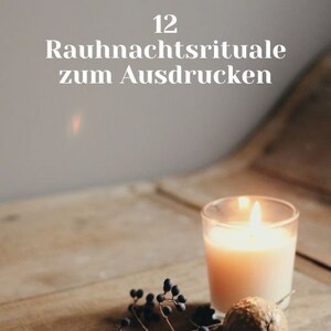 Puede incluir: Una vela encendida en un tarro de vidrio se encuentra sobre una superficie de madera con una rama de bayas y un pequeño objeto redondo marrón. El texto "12 Rauhnächtsrituale zum Ausdrucken" es visible sobre la vela.