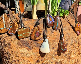 ボルダーオパール（プレドリル）。33 mmラウンド。49.20カラット