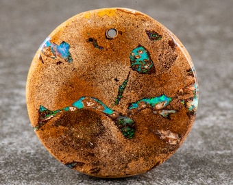 ボルダーオパール　ウッド ボルダーオパール（プレドリル）。33 mmラウンド。49.20カラット