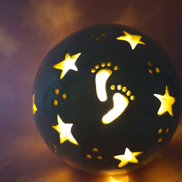 Leuchtkugel mit Sterne Fußabdruck Sternenkind Gedenkecke trauernde Eltern Kindergrab persönliches zur Geburt Fehlgeburt Gedenklampe für Baby