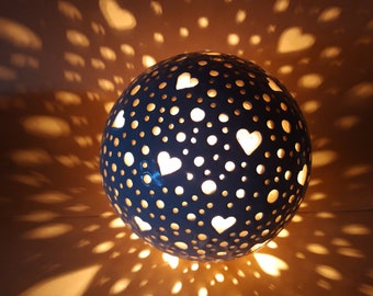 Leuchtkugel mit Herzen Keramik Tonlampe mit Herz getöpfert individuelle Lampe Namenslampe Geburtslampe Sternenkind Lichtkugel