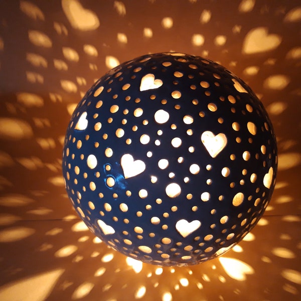 Leuchtkugel mit Herzen Keramik Tonlampe mit Herz getöpfert individuelle Lampe Namenslampe Geburtslampe Sternenkind Lichtkugel