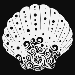 Puede incluir: Un diseño de concha blanca sobre fondo negro. La concha presenta un patrón detallado de puntos y elementos florales estilizados en espiral. El diseño es simétrico y evoca el océano y la naturaleza.