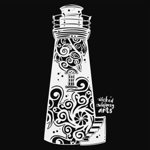 Puede incluir: Una ilustración en blanco y negro de un faro con intrincados diseños florales. El faro tiene una pequeña ventana y un conjunto de escaleras que conducen a la cima. El texto "wicked whimsy arts" está escrito debajo del faro.