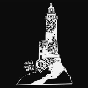 Puede incluir: Una ilustración en blanco y negro de un faro con intrincados diseños florales. El faro está en un acantilado rocoso con el texto "wicked whimsy arts" debajo.
