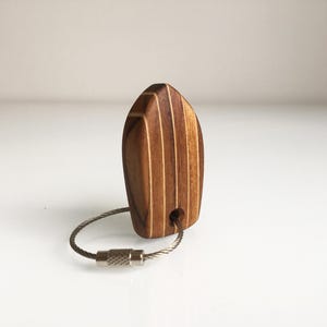 Houten bootsleutelhanger teakhouten dekstijl – nautische sleutelhanger voor watersporters, handgemaakt nautisch accessoire, cadeau voor bootliefhebbers