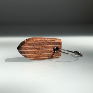 Mahoniehouten sleutelhanger in dekstijl, handgemaakte nautische runabout-sleutelhanger