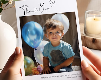 Może przedstawiać: Kartka z podziękowaniami z fotografią małego chłopca trzymającego balony. Na kartce napisano "Dziękuję" z sercem i "za życzenia i prezent na moje 5 urodziny z miłością od Harry'ego x".