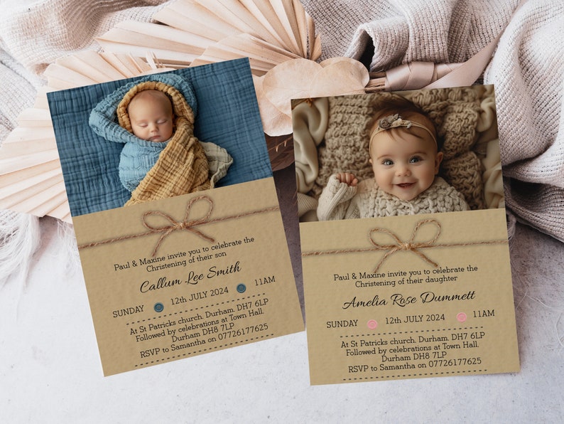 Puede incluir: Dos tarjetas marrones r&uacute;sticas con lazos de cuerda y fotos de beb&eacute;s. El texto en las tarjetas dice "Paul & Maxine te invitan a celebrar el bautizo de su hijo Callum Lee Smith" y "Paul & Maxine te invitan a celebrar el bautizo de su hija Amelia Rose Dummett".