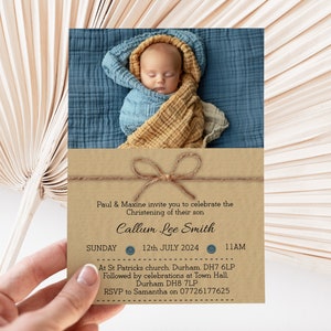 Puede incluir: Una tarjeta marr&oacute;n con una foto de un beb&eacute; envuelto en una manta azul y amarilla. La tarjeta est&aacute; atada con un cordel y tiene el texto "Paul & Maxine invite you to celebrate the Christening of their son Callum Lee Smith SUNDAY 12th JULY 2024 11AM At St Patricks church, Durham. DH7 6LP Followed by celebrations at Town Hall. Durham DH8 7LP RSVP to Samantha on 07726177625"