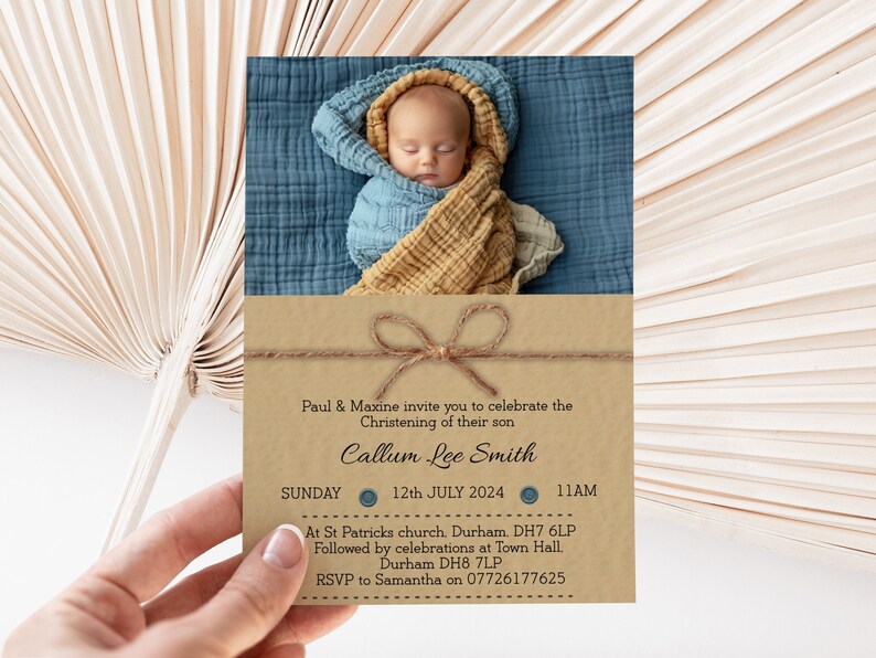 Puede incluir: Una tarjeta marr&oacute;n con una foto de un beb&eacute; envuelto en una manta azul y amarilla. La tarjeta est&aacute; atada con un cordel y tiene el texto "Paul & Maxine invite you to celebrate the Christening of their son Callum Lee Smith SUNDAY 12th JULY 2024 11AM At St Patricks church, Durham. DH7 6LP Followed by celebrations at Town Hall. Durham DH8 7LP RSVP to Samantha on 07726177625"