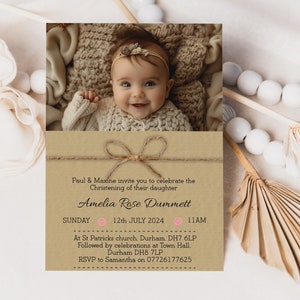 Puede incluir: Una tarjeta marr&oacute;n con un lazo de cuerda r&uacute;stico y una foto de una ni&ntilde;a peque&ntilde;a. La tarjeta dice "Paul & Maxine te invitan a celebrar el bautizo de su hija Amelia Rose Dummett DOMINGO 12 DE JULIO DE 2024 11:00 AM En la iglesia de St Patricks. Durham. DH7 6LP Seguido de celebraciones en el Ayuntamiento. Durham DH8 7LP RSVP a Samantha en el 07726177625"