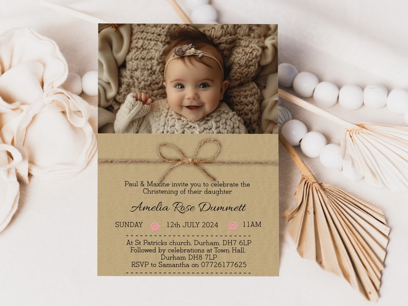 Puede incluir: Una tarjeta marr&oacute;n con un lazo de cuerda r&uacute;stico y una foto de una ni&ntilde;a peque&ntilde;a. La tarjeta dice "Paul & Maxine te invitan a celebrar el bautizo de su hija Amelia Rose Dummett DOMINGO 12 DE JULIO DE 2024 11:00 AM En la iglesia de St Patricks. Durham. DH7 6LP Seguido de celebraciones en el Ayuntamiento. Durham DH8 7LP RSVP a Samantha en el 07726177625"