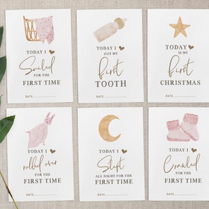 Pu&ograve; includere: Set di sei schede di pietra miliare per bambini stampabili con illustrazioni ad acquerello. Le schede presentano una combinazione di colori rosa e oro e includono pietre miliari come "Oggi ho sorriso per la prima volta", "Oggi mi &egrave; spuntato il primo dente", "Oggi &egrave; il mio primo Natale", "Oggi mi sono girato per la prima volta", "Oggi ho dormito tutta la notte per la prima volta", e "Oggi ho gattonato per la prima volta".