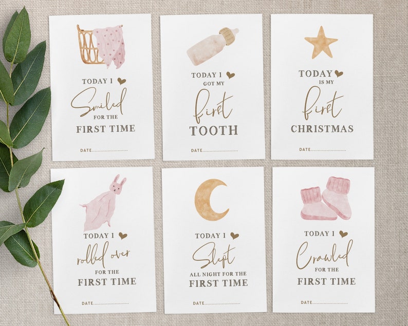 Pu&ograve; includere: Set di sei schede di pietra miliare per bambini stampabili con illustrazioni ad acquerello. Le schede presentano una combinazione di colori rosa e oro e includono pietre miliari come "Oggi ho sorriso per la prima volta", "Oggi mi &egrave; spuntato il primo dente", "Oggi &egrave; il mio primo Natale", "Oggi mi sono girato per la prima volta", "Oggi ho dormito tutta la notte per la prima volta", e "Oggi ho gattonato per la prima volta".