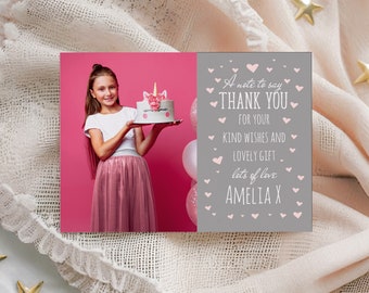 Może przedstawiać: Szara kartka z podziękowaniami z różowymi sercami i tekstem "A note to say THANK YOU FOR YOUR KIND WISHES AND LOVELY GIFT lots of love AMELIA X".