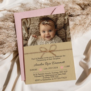 Puede incluir: Una tarjeta marr&oacute;n con un borde rosa y una foto de una ni&ntilde;a peque&ntilde;a. La tarjeta est&aacute; decorada con cuerda y un lazo. El texto en la tarjeta dice "Paul & Maxine te invitan a celebrar el bautizo de su hija Amelia Rose Dummett DOMINGO 12 DE JULIO DE 2024 11:00 AM En la iglesia de St Patricks. Durham. DH7 6LP Seguido de celebraciones en el Ayuntamiento. Durham DH8 7LP RSVP a Samantha en el 07726177625"
