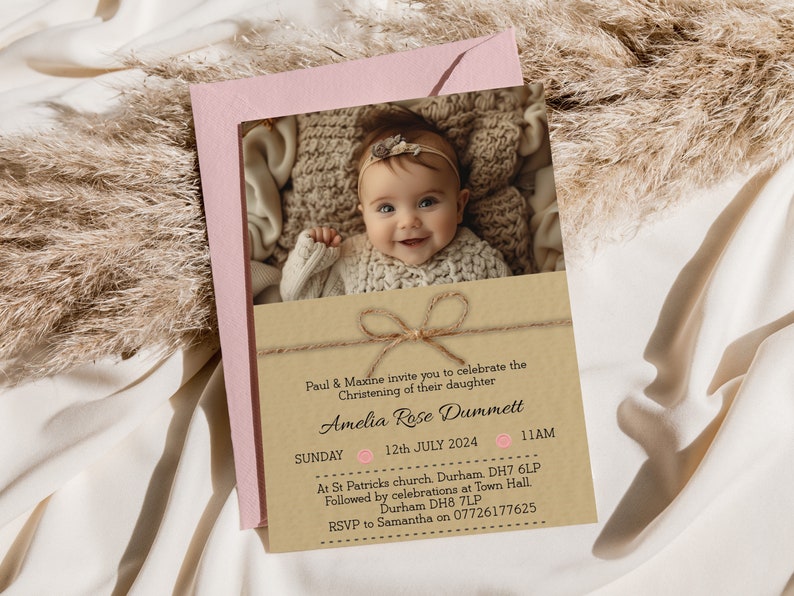 Puede incluir: Una tarjeta marr&oacute;n con un borde rosa y una foto de una ni&ntilde;a peque&ntilde;a. La tarjeta est&aacute; decorada con cuerda y un lazo. El texto en la tarjeta dice "Paul & Maxine te invitan a celebrar el bautizo de su hija Amelia Rose Dummett DOMINGO 12 DE JULIO DE 2024 11:00 AM En la iglesia de St Patricks. Durham. DH7 6LP Seguido de celebraciones en el Ayuntamiento. Durham DH8 7LP RSVP a Samantha en el 07726177625"
