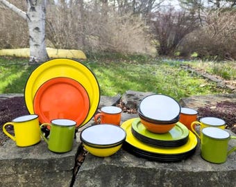 Zestaw naczyń emaliowanych Asahi z lat 60., 24 elementy, 3 kolory, żółty, zielony, pomarańczowy, 6 osób, MCM, Cottagecore, kemping, kamper