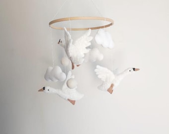 Goose baby nursery mobile - Baby mobile goose- Baby mobile neutral - Goose baby shower -Baby crib - felt gosse