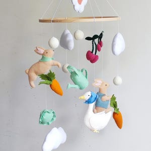 Babymobiel Tuinkonijn,Tuinkonijn kinderkamermobiel,Tuinkonijn viltmobiel,Mobiel met konijn in de tuin,Kraamfeestcadeau.