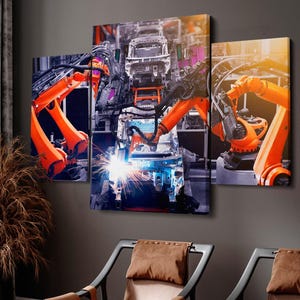 以下が含まれることがあります： 自動車工場のシーンを描いた4パネルのキャンバスアート。明るいオレンジ色のロボットアームが車の部品を溶接しています。背景には、グレー、紫、青の色合いの車のフレームと機械が映っています。アートワークは2つの革張りの椅子の上に掛けられています。