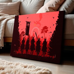 Puede incluir: Un lienzo rectangular con una ilustración en rojo oscuro y negro de cinco figuras silueteadas a caballo en un bosque. Un estandarte con el carácter kanji japonés para samurái cuelga cerca, mientras un dragón vuela bajo una gran luna.