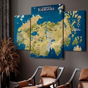 Puede incluir: Una obra de arte en lienzo de cuatro paneles que representa un mapa detallado de Khorvaire, con texto que incluye "The Continent of Khorvaire". El mapa presenta masas terrestres en tonos verdes y marrones sobre un fondo azul. La obra de arte se exhibe sobre sillas de cuero.