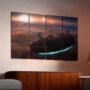 Peut inclure: Une œuvre d'art sur toile en plusieurs panneaux représentant un vaisseau spatial en vol contre un ciel de coucher de soleil. Le vaisseau spatial est sombre avec un dessous de caisse bleu brillant. Le ciel passe de l'orange au bleu foncé.