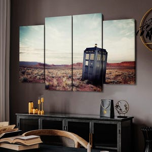 Peut inclure: Impression sur toile en quatre panneaux représentant une cabine téléphonique bleue dans un paysage désertique. L'œuvre d'art a une esthétique vintage avec un ciel nuageux et un terrain brun rougeâtre. La cabine affiche le texte "POLICE PUBLIC CALL BOX".