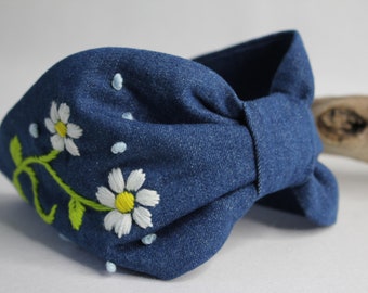 Bestickter Haarreif, Haarreifen  Haarband, Stirnband, Kopfschmuck Boho Hairband "Jeans mit weißen Blumen" Handarbeit