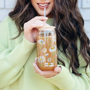 Glass Tumbler Flower Sipper Glass, 16oz Iced Coffee Glass Retro Flower Iced Coffee  Daisy Glass Cup Spring Tumbler Gift for Mom