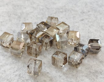 10 perles de verre - cube - 9 mm // G 3