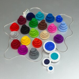 Könnte beinhalten: Eine farbenfrohe Halskette mit gefilzten, gestuften Formen in verschiedenen Farben, darunter Rot, Blau, Grün, Gelb und Lila. Die Halskette hat eine Silberkette und eine Ansammlung von blauen und türkisfarbenen Filzkreisen.