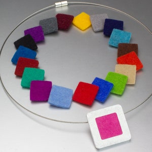 Square, geometric necklace to change, including 20 felt pads. Choker with pendant. Great as a gift. For every style and every age