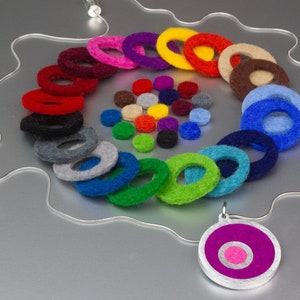 Long or short chain “dot” including 40 felt pads to change. A new look every day, interchangeable jewelry, interchangeable pendants, great on vacation,