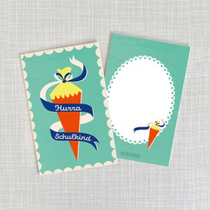 Könnte beinhalten: Zwei türkisblaue Karten mit gewellten Rändern. Die linke Karte zeigt eine Comic-Illustration eines roten und gelben Schultüten mit einem blauen Band, auf dem "Hurra Schulkind" steht. Die rechte Karte hat einen weißen Kreis mit einem gewellten Rand und eine kleine Comic-Schultüte in der rechten unteren Ecke. Der Text "Monimari" befindet sich am unteren Rand der Karte.