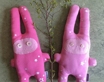 Lapin en peluche rose avec des étoiles