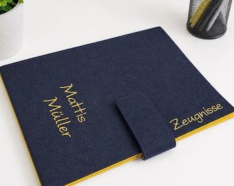 Personalized report card folder made of dark blue felt – a timeless back-to-school gift with a name