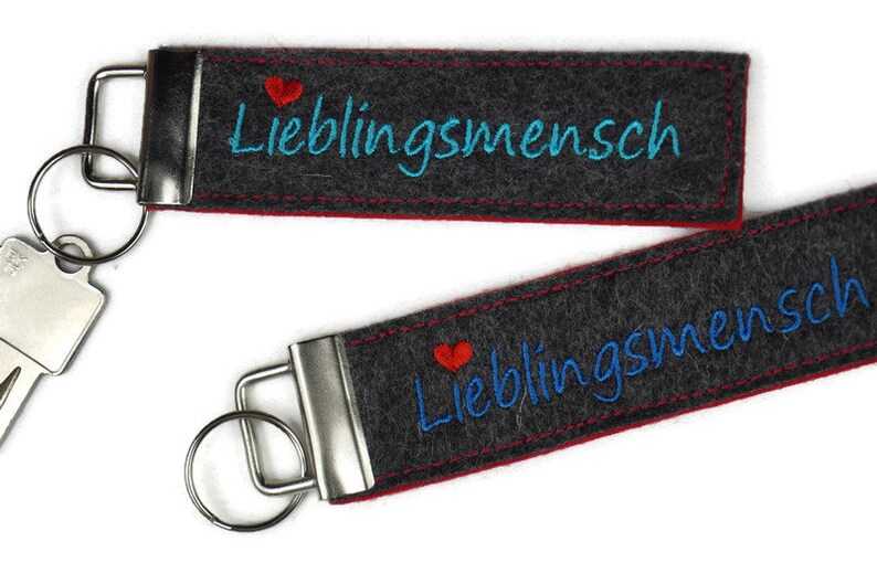 Filz-Schlüsselanhänger 'Haus Mit Herz' – Dunkelrot, Made In Germany, Ca. 7 X 6,2 Cm