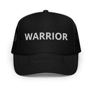 Op de afbeelding: Zwarte truckercap met het witte, geborduurde woord "WARRIOR" op de voorkant.
