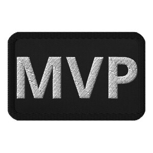 Op de afbeelding: Zwarte geborduurde patch met witte tekst "MVP".