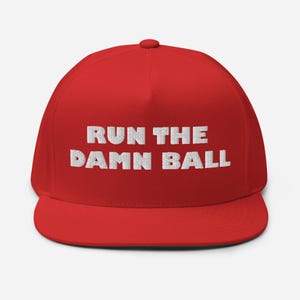 Può includere: Cappellino da baseball rosso con testo ricamato in bianco che recita "Run the Damn Ball".