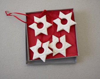 Vier Stern Springerle mit Loch an rotem Schmuckband