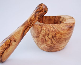 Mortar & pestle diameter olive wood. 14 cm