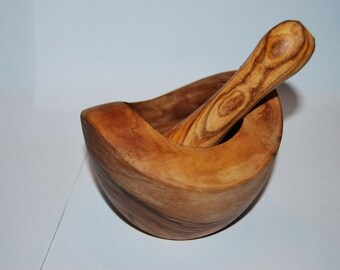 Mortar & pestle diameter olive wood. 13 cm